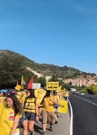 Els docents tallen la BP-1121 a Monistrol d'accés a l'abadia de Montserrat