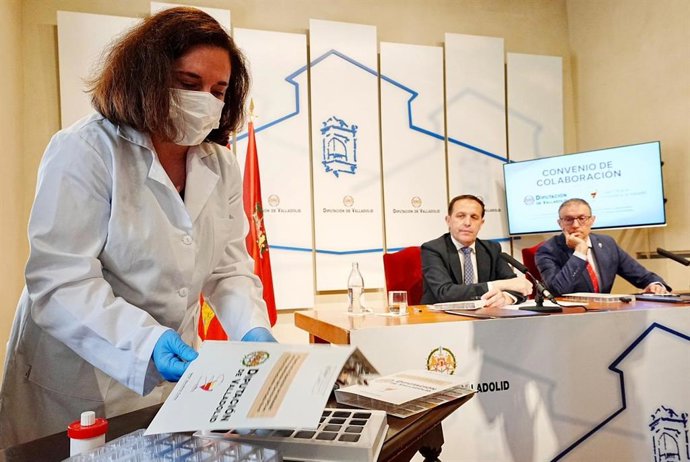 Presentación del sistema personalizado de dispensación (SPD) en presencia de los presidentes de la Diputación de Valladolid, Conrado Íscar, y del Colegio de Farmacéuticos, Rafael Martínez Olmedo.