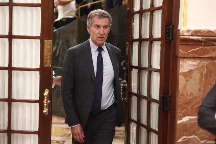 El presidente del PP, Alberto Núñez Feijóo, a su salida de una sesión plenaria en el Congreso de los Diputados, a 27 de mayo de 2026, en Madrid (España).