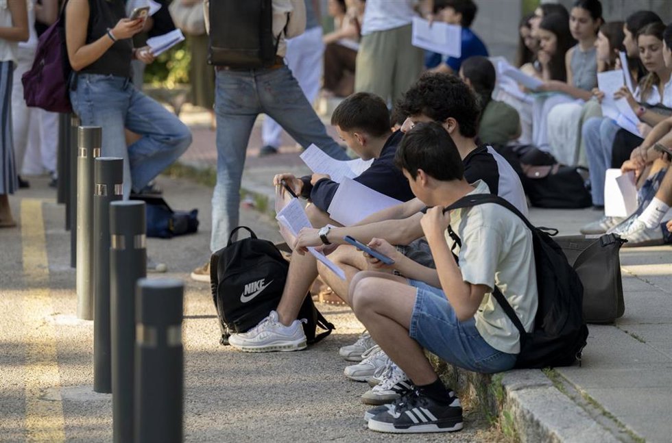 Alumnos repasan sus apuntes antes del primer examen de la PAU 2026, a 1 de junio de 2026, en Madrid (España). La Prueba de Acceso a la Universidad (PAU) del curso 2025/26 comienza hoy en la Comunidad de Madrid con las asignaturas de Lengua Castellana y Li