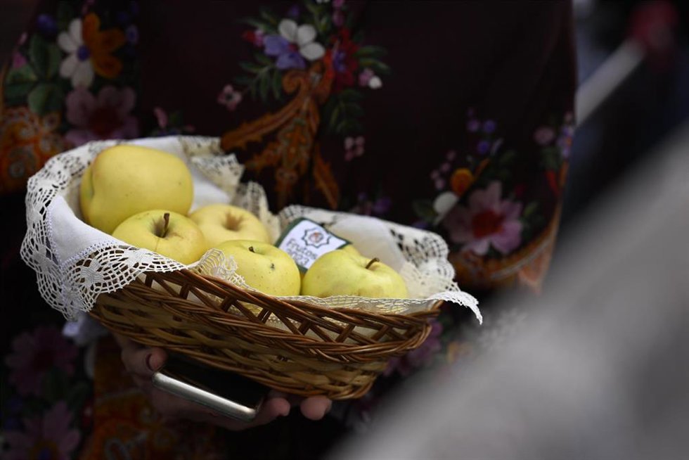 Archivo - Una cesta de manzanas 