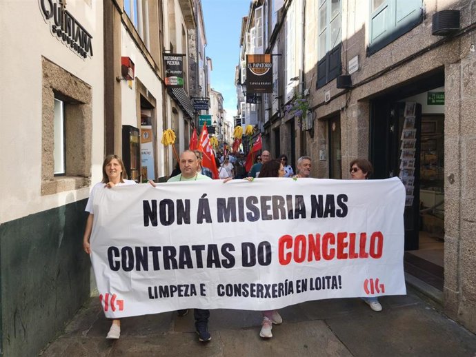 Protesta de conserjes en huelga en Santiago, en la calle de O Franco