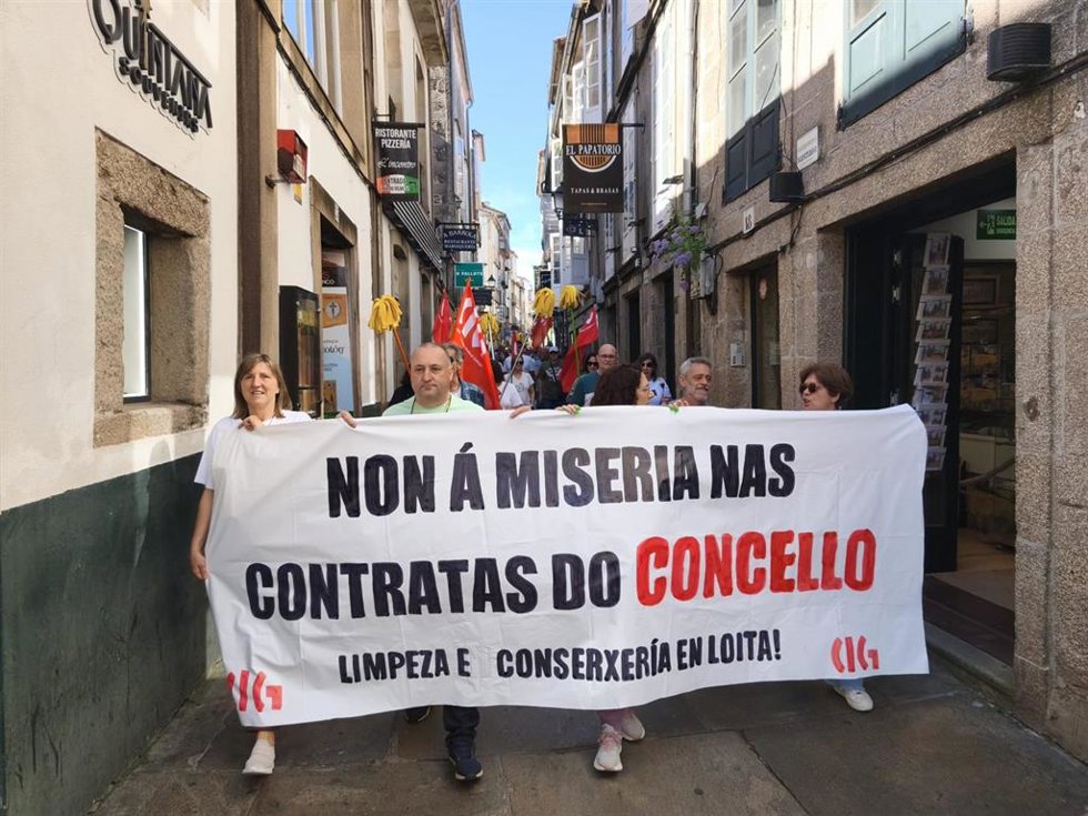 Protesta de conserjes en huelga en Santiago, en la calle de O Franco