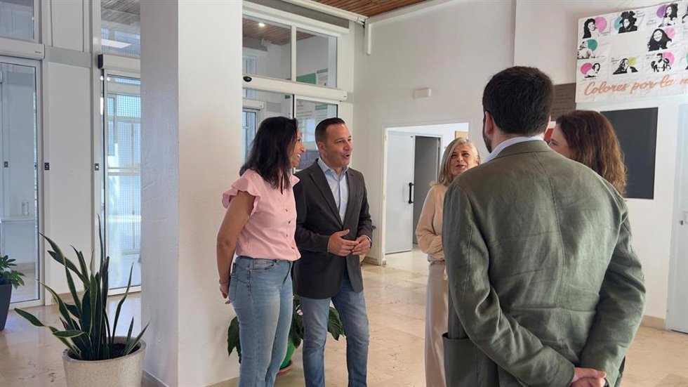 (Segundo Por La Izquierda) El Vicepresidente Y Consejero De Desregulación, Servicios Sociales Y Familia De La Junta De Extremadura, Óscar Fernández Calle, Visita El Centro 'Marcelo Nessi' De Badajoz, A 1 De Junio De 2026.