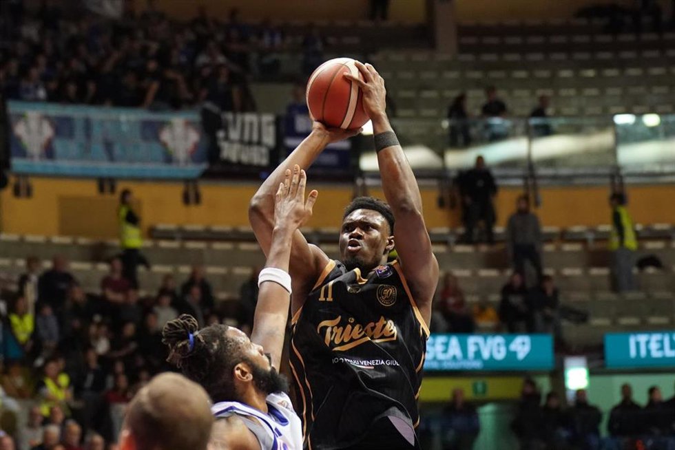 Archivo - El pívot maliense Mady Sissoko, con el Pallacanestro Trieste italiano.
