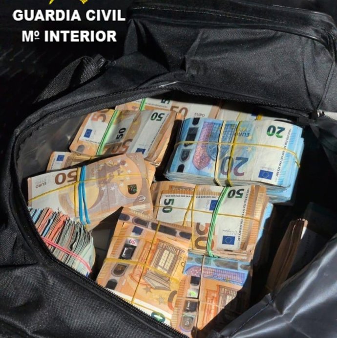 Fajos de dinero hallados en bolsas de deporte en un vehículo durante un control de la Guardia Civil en la A-384