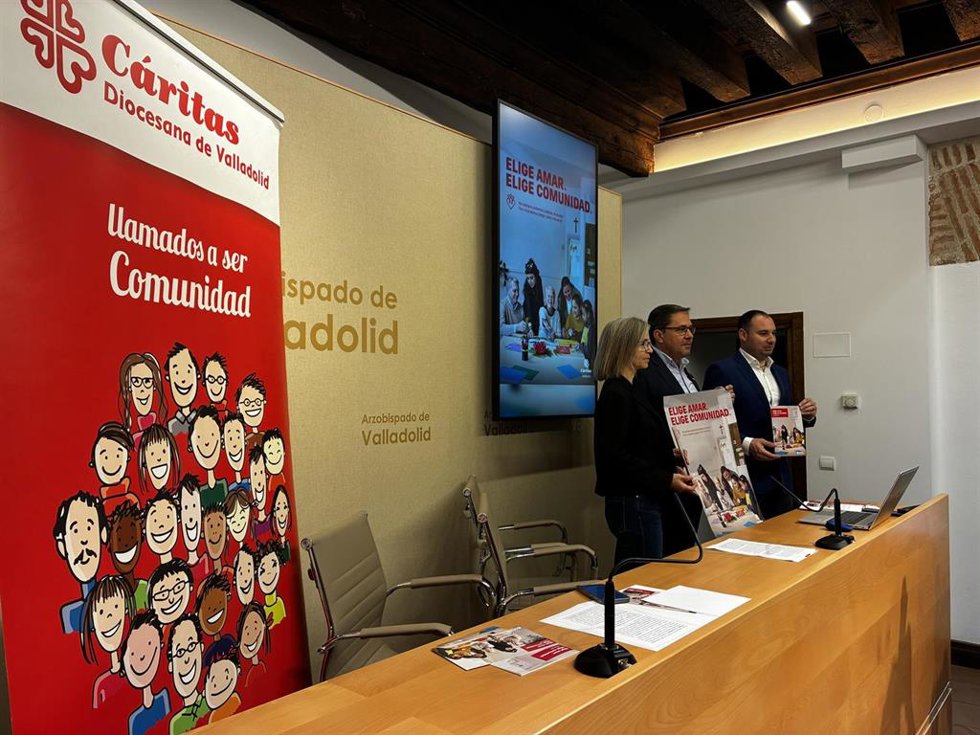 Cristina Martín, Guenther Eduardo Boelhoff y José Colinas, durante la presentación de la Memoria de Cáritas 2025.