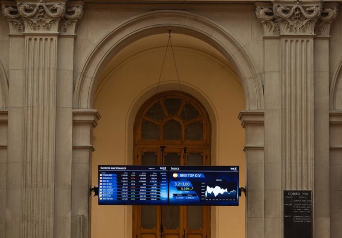 Archivo - Un panel del Ibex 35, en el Palacio de la Bolsa.