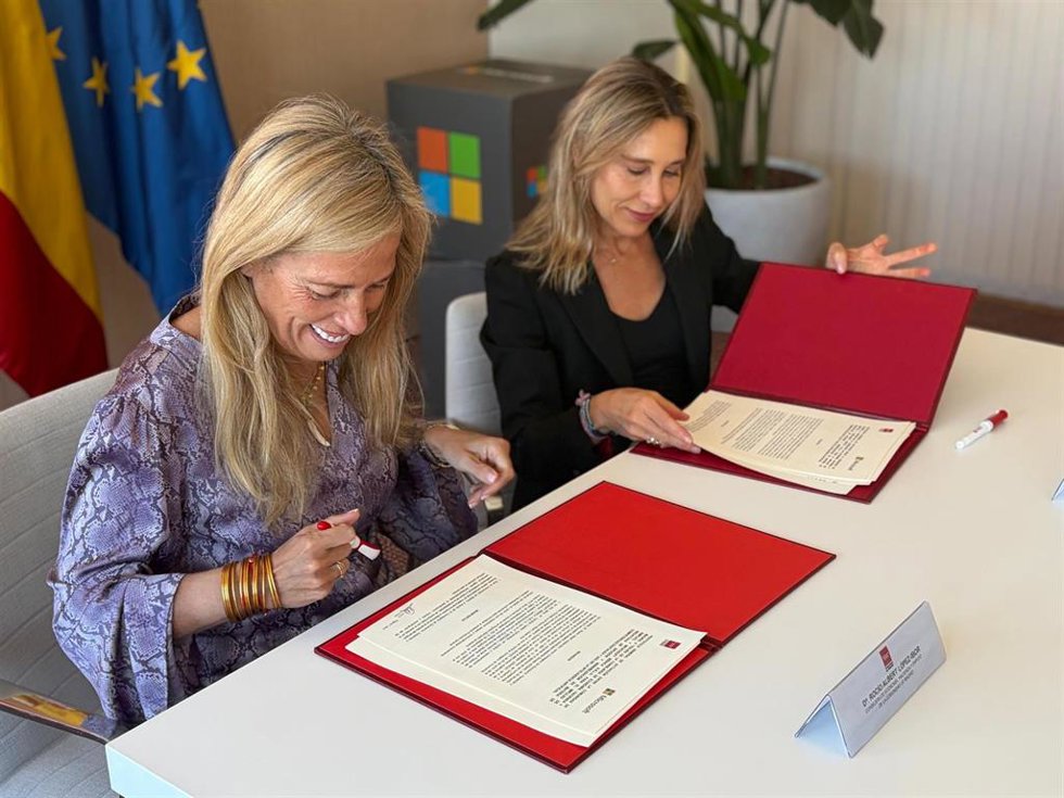 La consejera de Economía, Hacienda y Empleo de la Comunidad de Madrid, Rocío Albert, y la directora de Capacitación en Inteligencia Artificial de Micrososft, Sonia Marzo, firmando el acuerdo de colaboración.