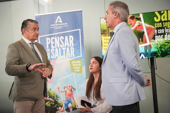 El consejero de Sanidad, Presidencia y Emergencias, Antonio Sanz, a la derecha, en la presentación de la campaña para evitar lesiones irreversibles en piscinas.