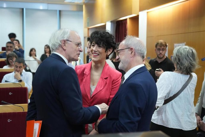 La ministra Elma Saiz , el presidente del CES Antón Costas y el del CTESC Ciriaco Hidalgo