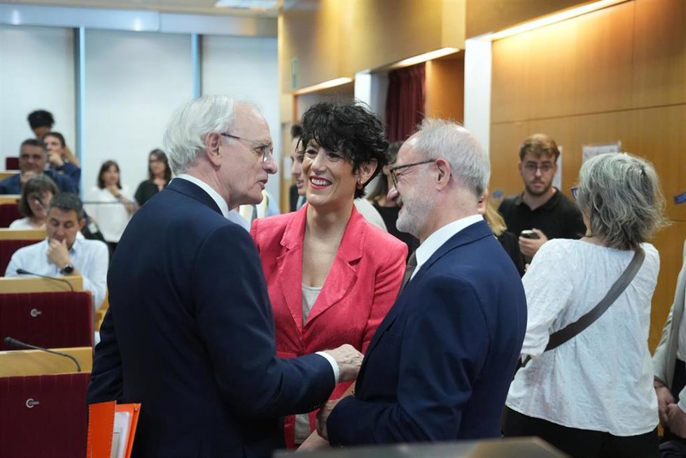 La ministra Elma Saiz , el presidente del CES Antón Costas y el del CTESC Ciriaco Hidalgo