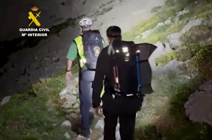Rescatado en Picos de Europa un senderista que se cayó y no pudo continuar al perder la luz frontal