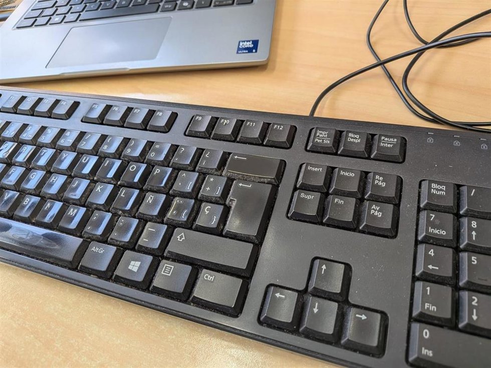 Un teclado en una oficina