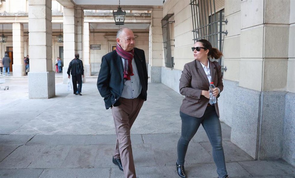 Archivo - El ex director general de Trabajo y Seguridad Social de la Junta de Andalucía Daniel Alberto Rivera, con su abogada a su llegada a la Audiencia provincial en una foto de archivo