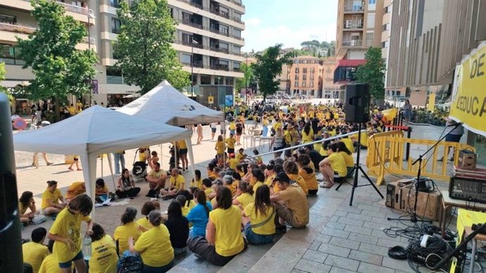 Els docents davant la seu dels serveis territorials d'Educació de Girona