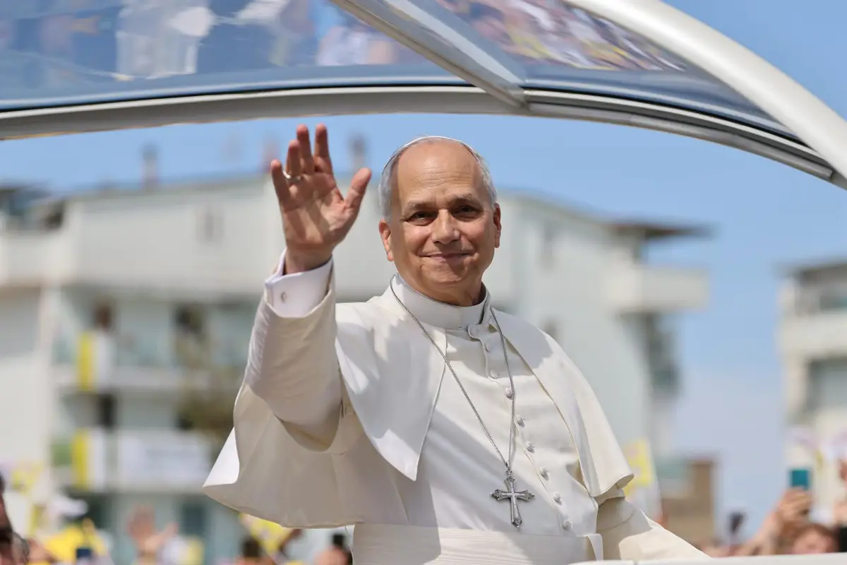 Papa León XIV saluda a la multitud en Acerra