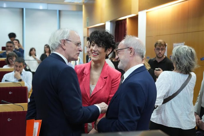 La ministra Elma Saiz , el president del CES, Antón Costas, i el del CTESC, Ciriaco Hidalgo