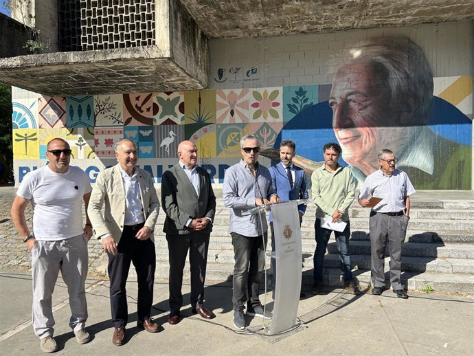 Inauguración del nuevo mural en recuerdo del biólogo José Antonio Valverde en la plaza del barrio de Pajarillos que lleva su nombre.