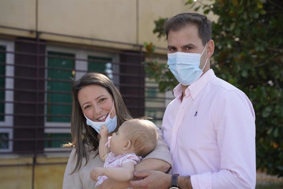 Jessica y Juan Luis posan con su hija Greta.