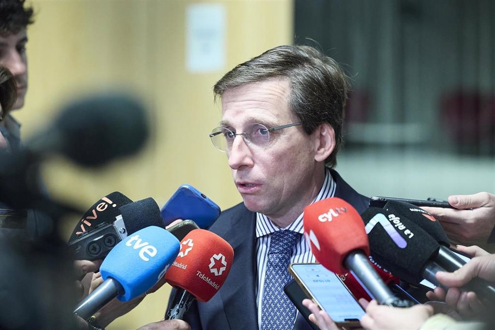 El alcalde de Madrid, José Luis Martínez-Almeida, atiende a los medios durante el acto de lanzamiento del 40 aniversario de Fad Juventud, a 20 de mayo de 2026, en Madrid (España). El acto se celebra bajo el lema ‘40 años al lado de la juventud’.