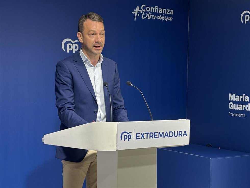 El portavoz del PP de Extremadura, Luis Miguel Núñez, en rueda de prensa
