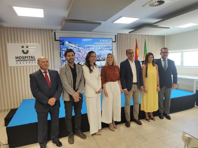 La presidenta de la Junta de Extremadura, María Guardiola, en la presentación de la segunda fase del Hospital Universitario de Cáceres