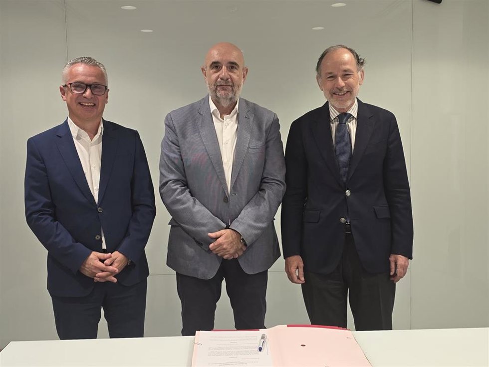 El director de Banca Minorista de Santander España, y Alejandro Cecchi (i), el presidente de CSIF, Miguel Borra (c), y el secretario del Consejo de Administración del Grupo Santander, Jaime Pérez (d).