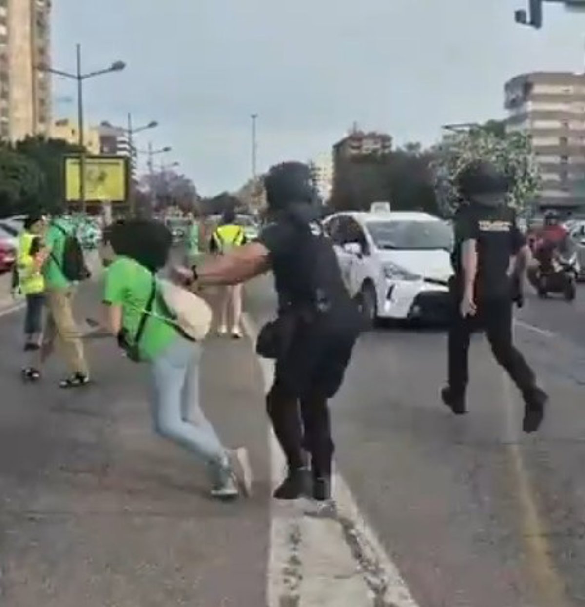 Sumar y ERC piden explicaciones a Marlaska por la  brutalidad policial  en la protesta de docentes en Valencia