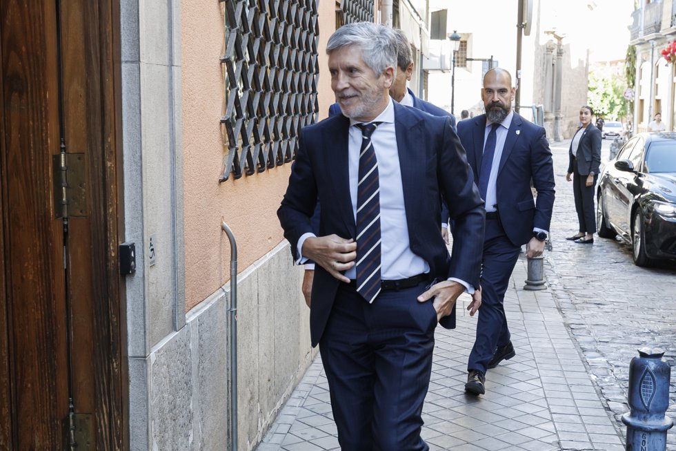 El ministro de Interior, Fernando Grande-Marlaska, a su llegada para mantener una reunión con grupos de investigación y agentes sociales, antes de pronunciar la conferencia 'Hacia una nueva arquitectura de convivencia y seguridad pública', en el salón 