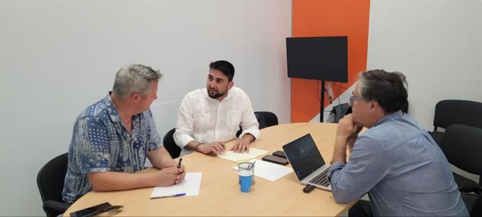 Imagen del portavoz de IU en el Ayuntamiento de Sevilla, Ismael Sánchez (c), en una reunión con trabajadores de los Talleres Socioculturales