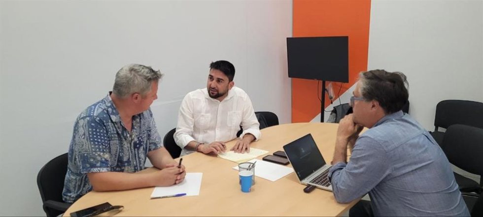 Imagen del portavoz de IU en el Ayuntamiento de Sevilla, Ismael Sánchez (c), en una reunión con trabajadores de los Talleres Socioculturales