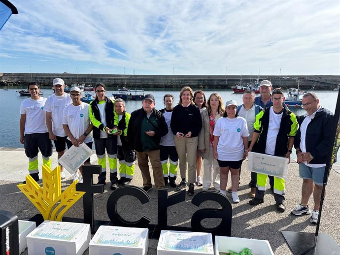 La Fundación Caja Rural Asturias y la asociación Amicos presentan el proyecto 'Bosque Azul Asturias' en el puerto de Cudillero.