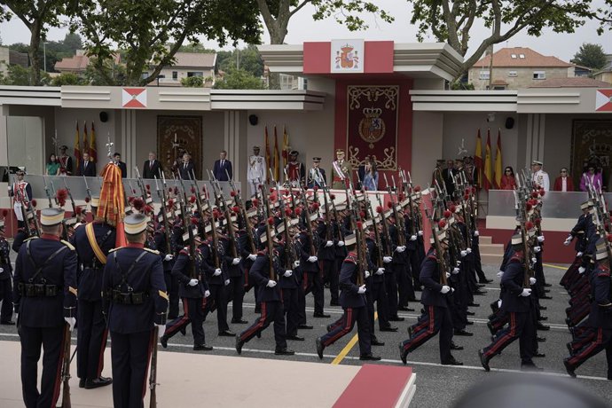 Los Reyes Felipe VI y Letizia y la Princesa Leonor presiden desde la tribuna de honor el acto central conmemorativo del Día de las Fuerzas Armadas, a 30 de mayo de 2026, en Vigo, Pontevedra, Galicia (España). El desfile civil y militar ha reunido motos, a