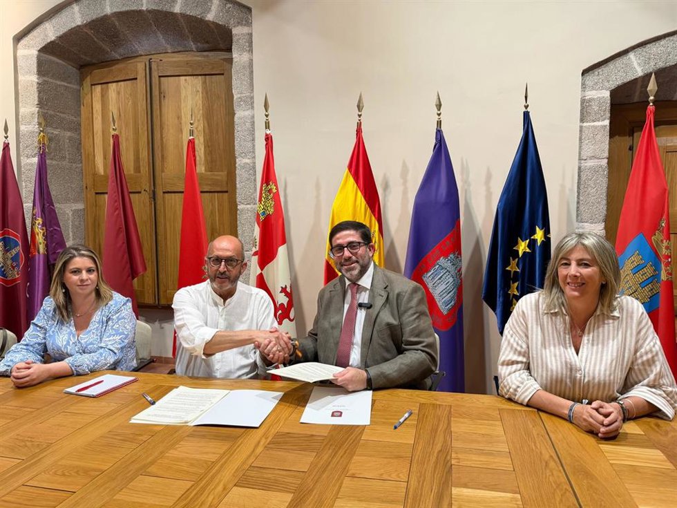 Un momento de la firma del convenio.