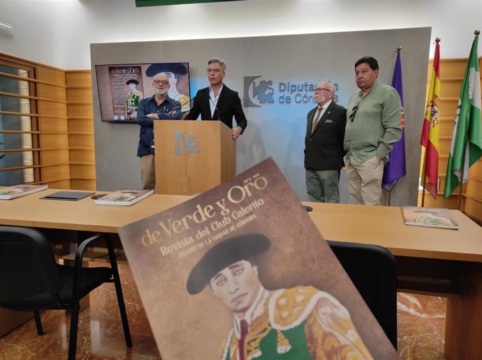 El delegado de Infraestructuras, Sostenibilidad y Agricultura de la Diputación de Córdoba, Andrés Lorite, interviene en la presentación de la revista 'De Verde y Oro'.