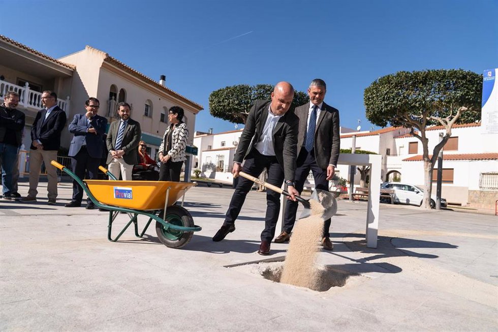 Archivo - El presidente de la Diputación de Almería, José Antonio García Alcaina, durante la colocación de la primera piedra de la nueva plaza de Los Gallardos.