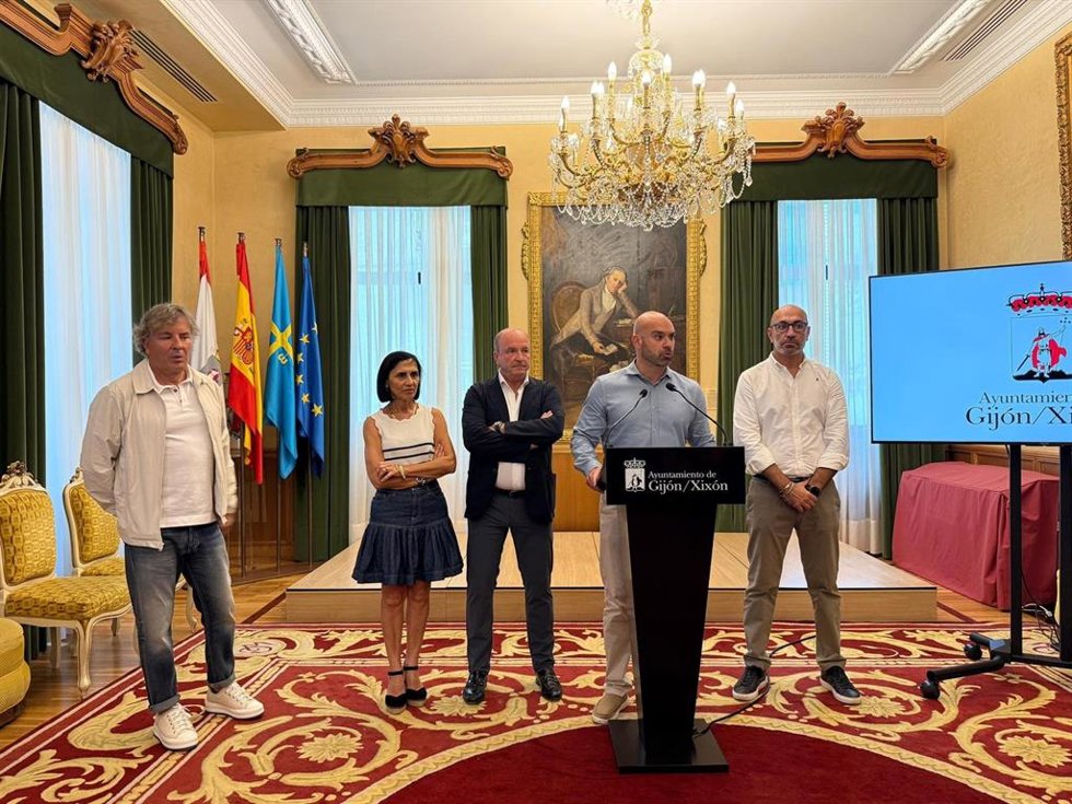 El concejal de Festejos de Gijón, Jesús Martínez Salvador (en el atril), en rueda de prensa en el Consistorio gijonés.