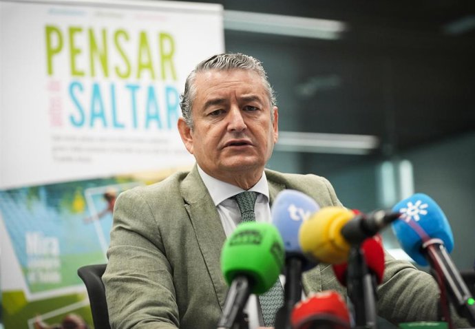 El consejero en funciones de Sanidad, Presidencia y Emergencias, Antonio Sanz, presenta la campaña 'Pensar antes de saltar' para prevenir accidentes en medios acuáticos. A 1 de junio de 2026 en Sevilla (Andalucía, España).