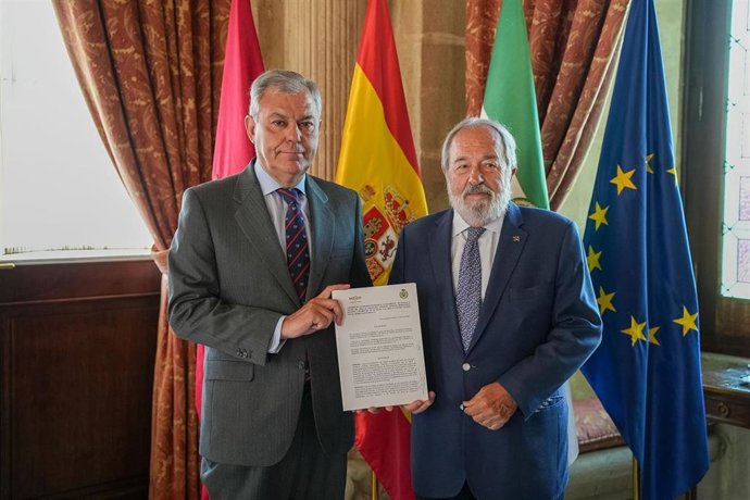 Imagen del alcalde de Sevilla , José Luis Sazn (i), junto al presidente del Colegio Oficial de Médicos de Sevilla, Alfonso Carmona (d), tras la firma de un convenio de colaboración en materia de prevención en el Ayuntamiento.
