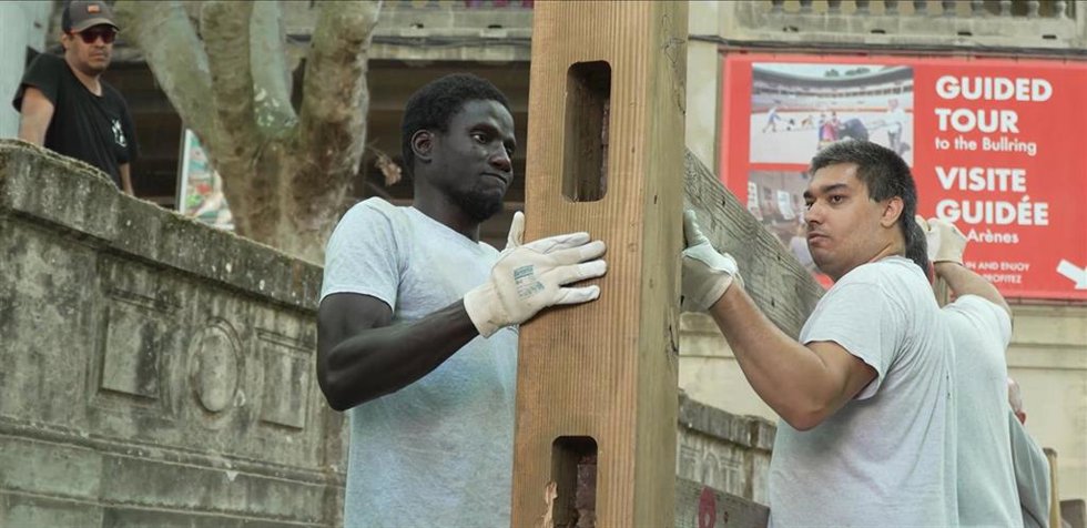 Colocación de los postes y tablones que componen el vallado del Encierro