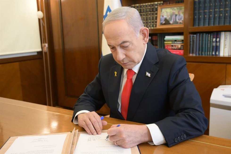 Archivo - El primer ministro de Israel, Benjamin Netanyahu, en su despacho.