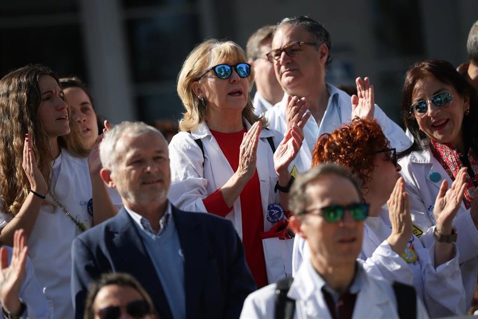 Varias personas durante la concentración de médicos y sanitarios con motivo dela huelga de médicos