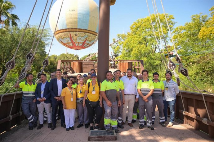 Equipo de personas con discapacidad de UNEI que trabaja en el parque temático de Isla Mágica.