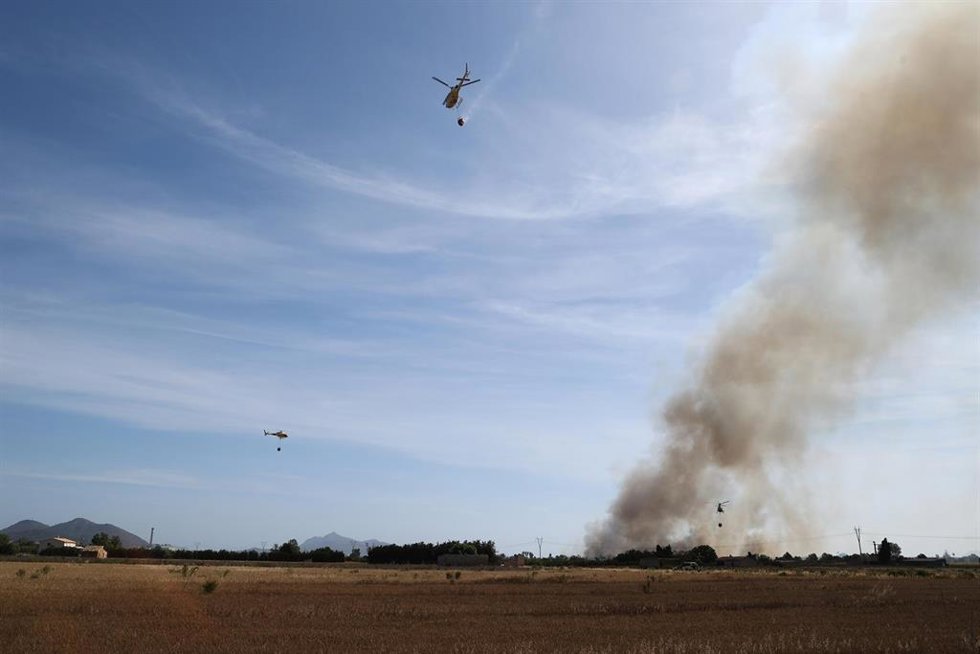 Archivo - Un helicóptero sobrevuela una zona afectada por un incendio en Mallorca.