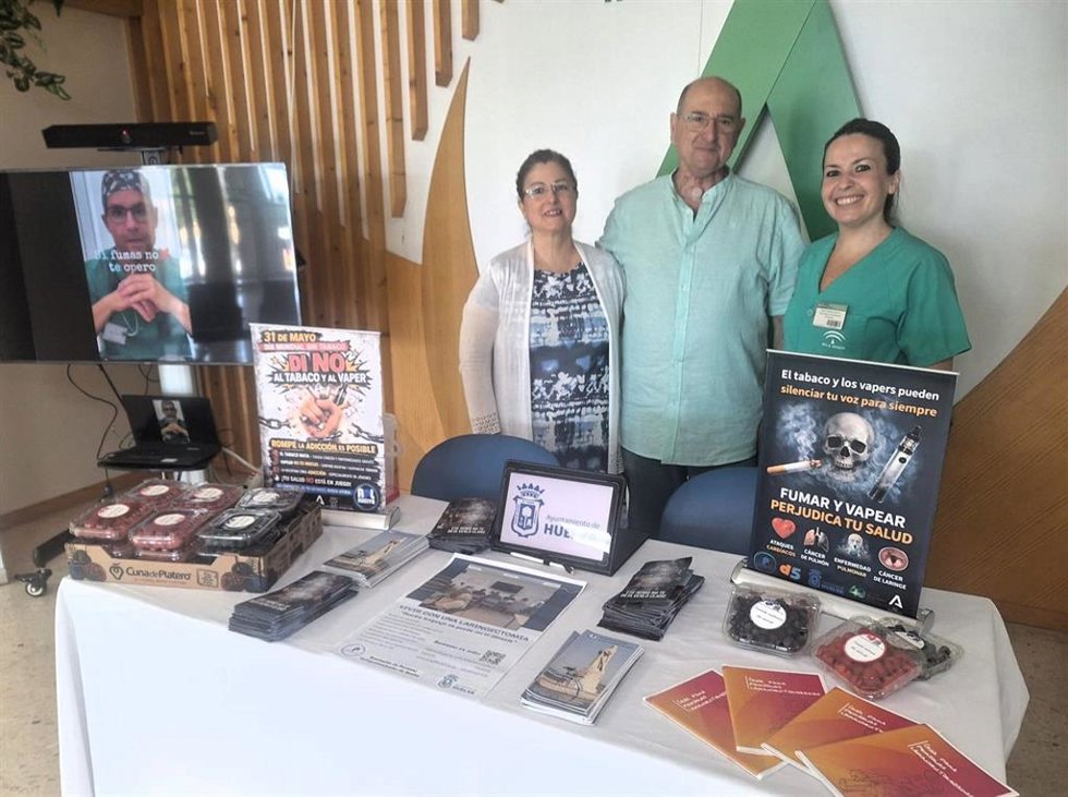 Stand informativo por el Día Mundial Sin Tabaco en el Hospital Infanta Elena de Huelva.
