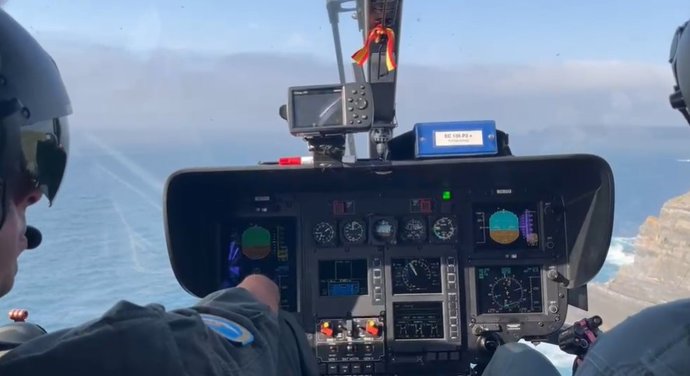 Um helicóptero durante as buscas