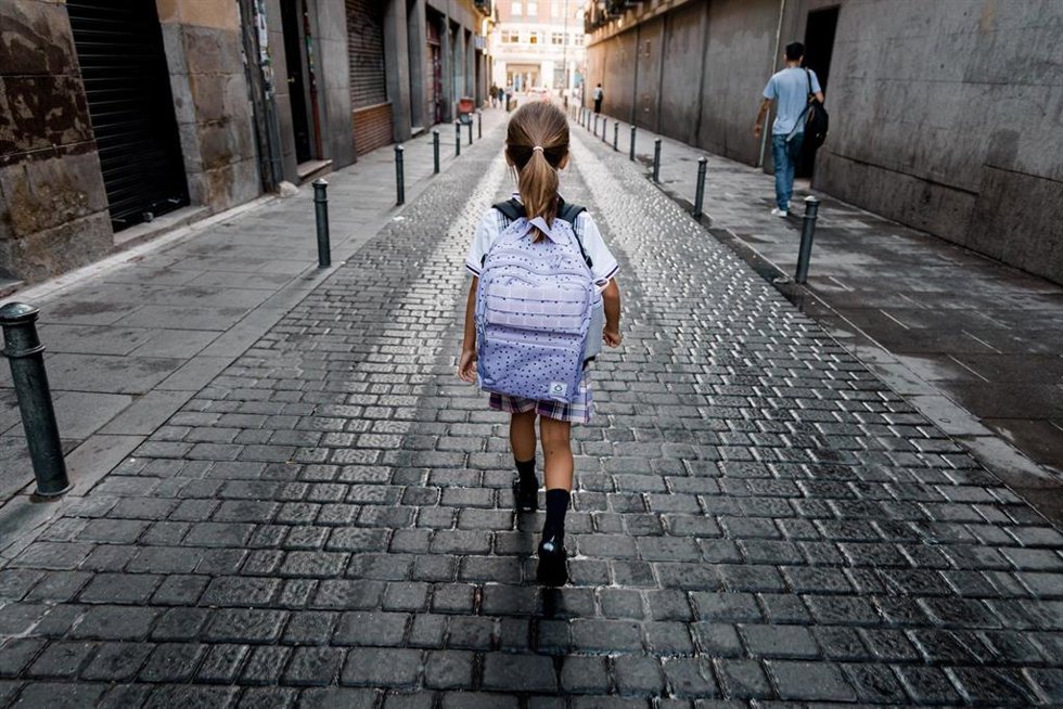 Archivo - Imagen de recurso de una niña yendo al cole