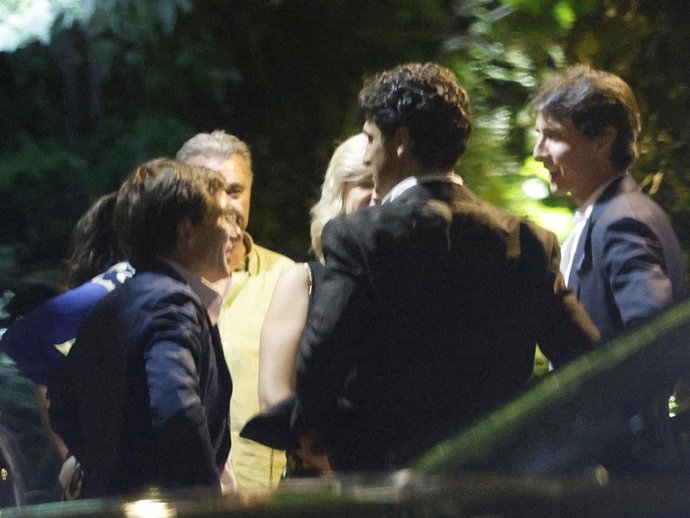 Andrés Roca Rey y Tomás Páramo se saludan con José Luis Martínez-Almeida y su mujer, Teresa Urquijo, tras la corrida del peruano en Aranjuez    01 JUNIO 2026 31/5/2026