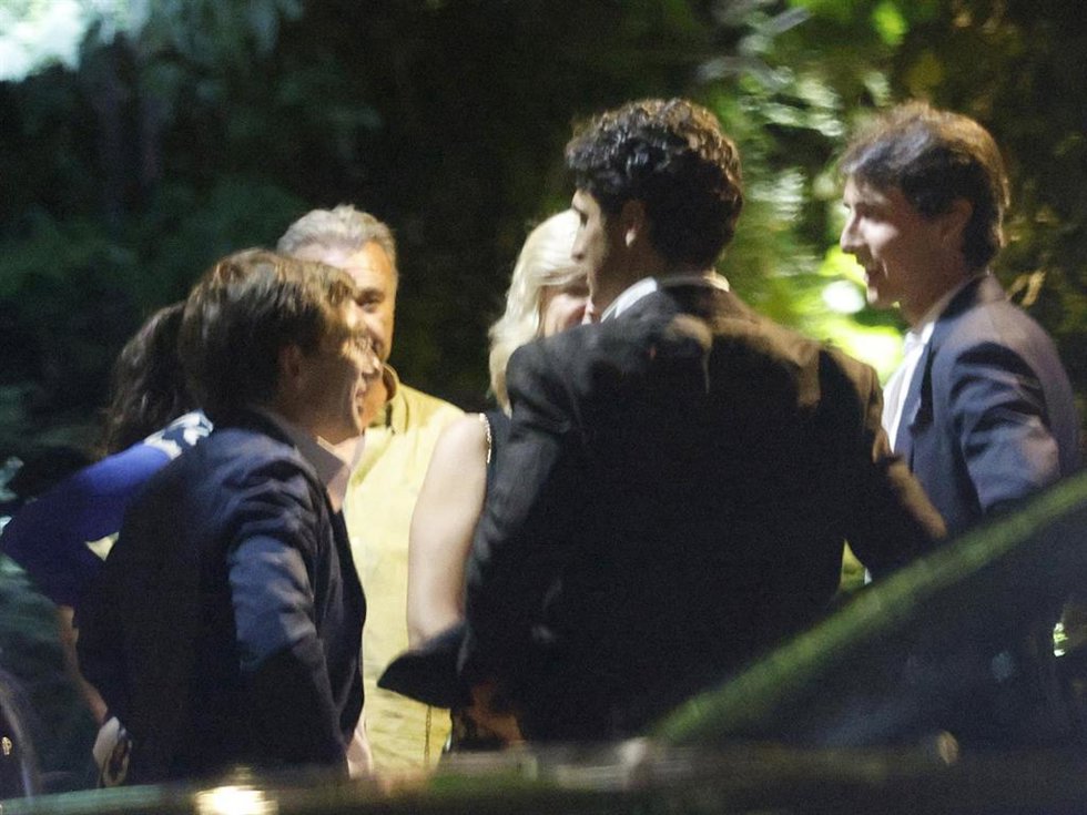 Andrés Roca Rey y Tomás Páramo se saludan con José Luis Martínez-Almeida y su mujer, Teresa Urquijo, tras la corrida del peruano en Aranjuez    01 JUNIO 2026 31/5/2026